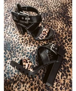 CAPE ROBBIN MONSTROUS - Chunky Ankle Strap Block Heels